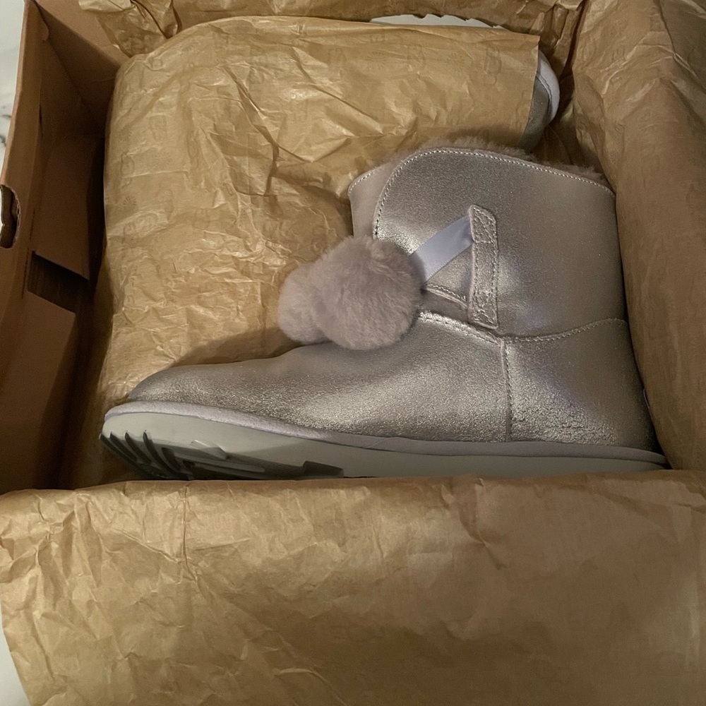 I’m selling brand new Ugg’s, color purple and silver